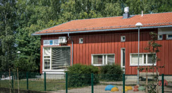 Jukola daghemmets röda träfasad och lekplats