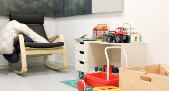 Väntrummet för elev- och studerandevården i förskoleundervisningen. I väntrummet syns en stol med ett täcke och en lekhörna med mycket leksaker.