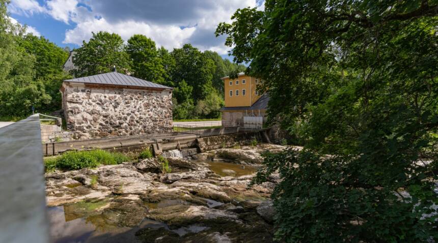 Kuvassa näkyy kosken yli johtavan sillan viljamakasiini.