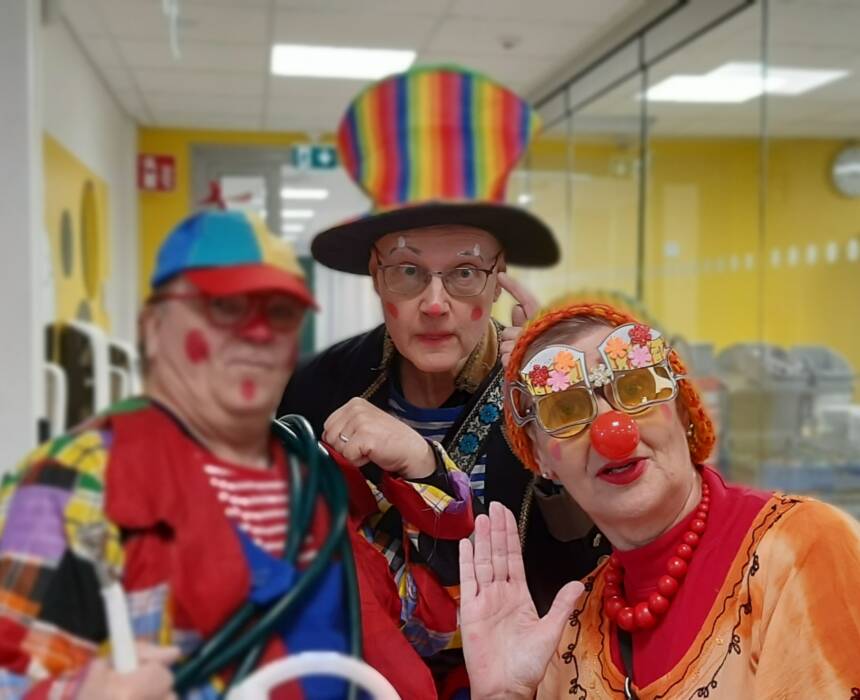 tre färgglada clowner