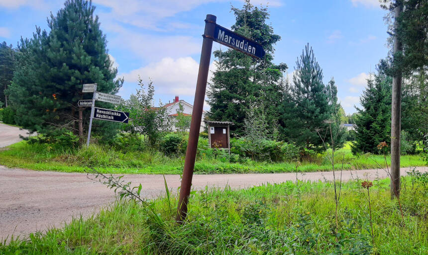 Marsuddenväggens och Kabanovgrändens korsning med en Marsudden-skylt.