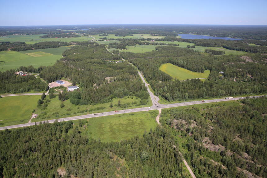 Flygbild av korsningen Sjundeåvägen, Stamväg 51 och Timalavägen