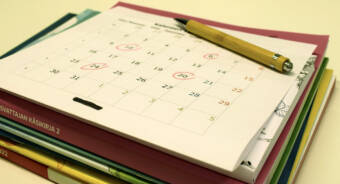 Kalenteri, jonka kuukaudesta on ympyröity neljä päivää.