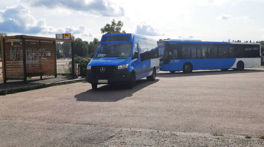 En kort och en normallång buss på Sjundeå hjärtas hållplats.