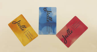 Kolme kirjastokorttia, keltainen, sininen ja punainen.