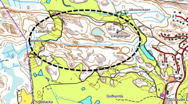 Maastokarttakuva Pickala Golfin alueesta, jossa on ympyröity kallioinen alue golfkenttien keskeltä.