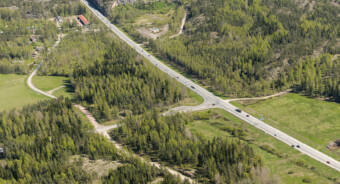 Flygbild över stamväg 51 vid korsningen med Sjundeåvägen.