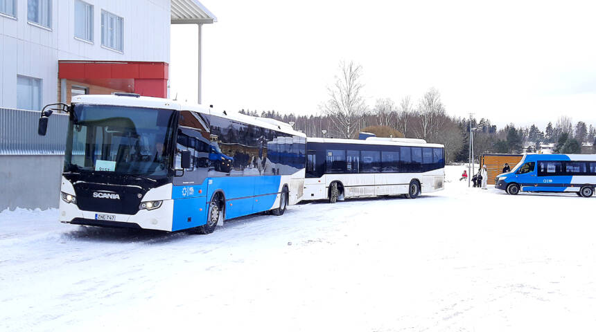 På bilden står HRT:s bussar på busshållplatsen utanför Bildningscampuset Sjundeå hjärta.