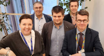 På bilden finns kommunens ledningsgrupp alltså Juha-Pekka Isotupa, Niko Kannisto, Jytta Poijärvi-Miikkulainen, Kenneth Flythström och Eero Kling.