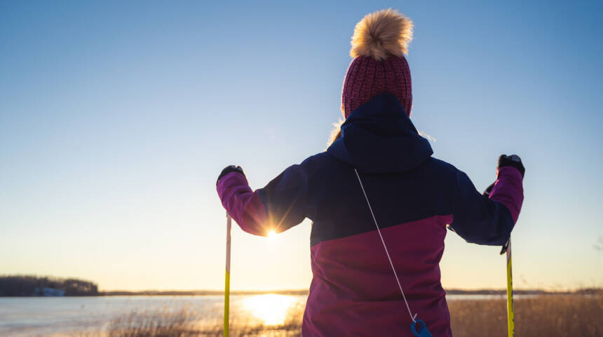 Lapsi katsoo aurinkoa jään yli.